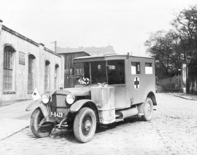 Auto Červeného kříže s generátorem F. Konečného na dřevité uhlí, roku 1935.