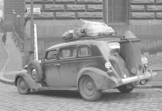 Automobil na alternativní palivo před Národním muzeem, rok 1945.