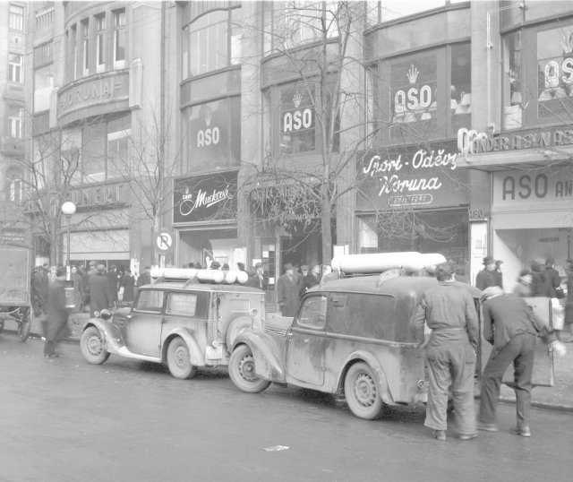 Automobily na plyn před Palácem Koruna na Václavském náměstí, rok 1945.