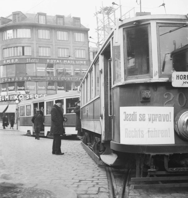 První den pražského ostrého provozu vpravo