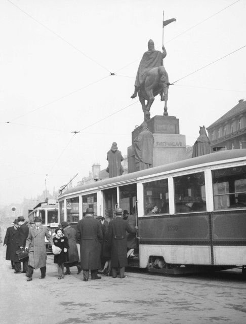 V Praze se začalo jezdit vpravo se zpožděním oproti zbytku země. Nacisté změnu jen uspíšili.