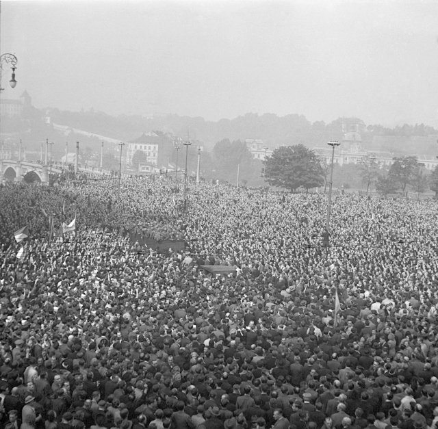 Demonstrace na obranu republiky 22. září 1938 před budovou parlamentu, v pozadí Mánesův most