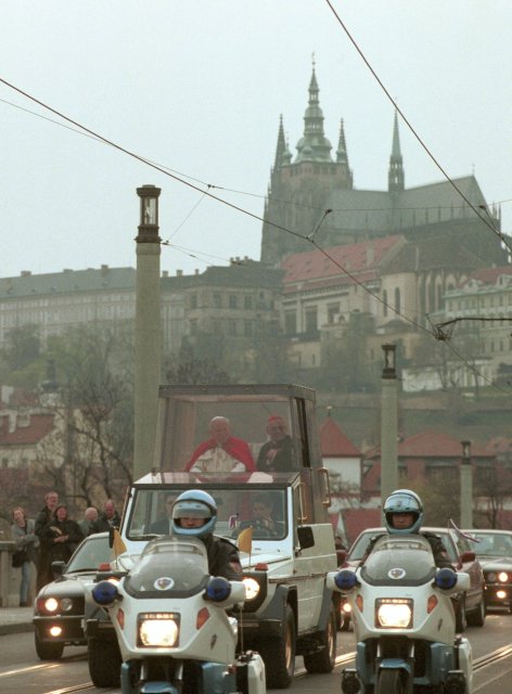 Po Mánesově mostě projel také papež Jan Pavel II. roku 1997.