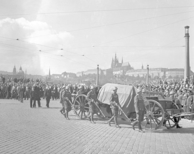 Pohřební průvod Tomáše G. Masaryka na Mánesově mostě roku 1937.
