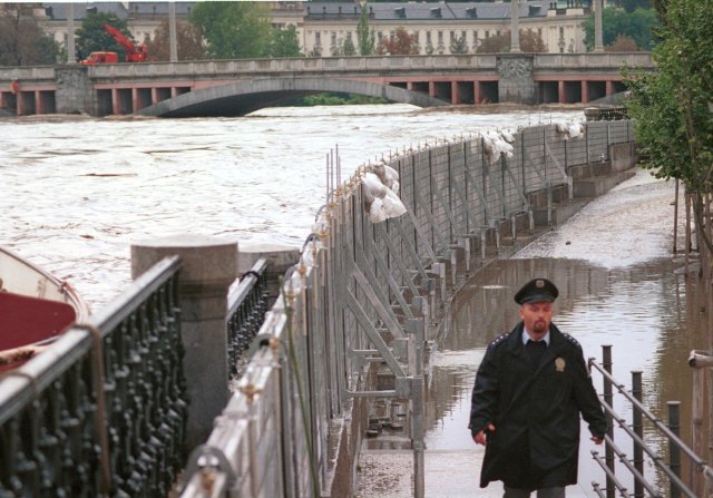 Mánesův most během povodní roku 2002