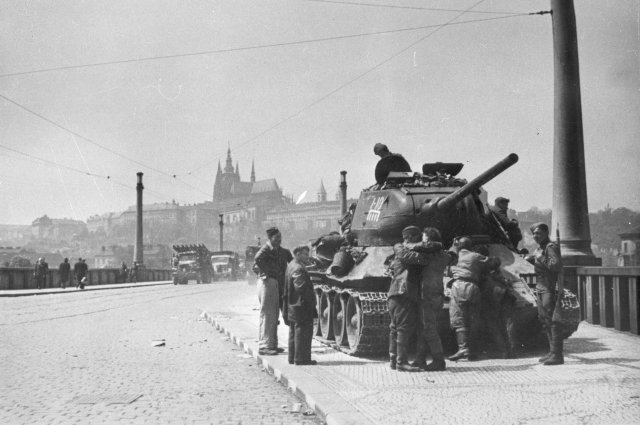 Rudoarmějci na tanku na Mánesově mostě v Praze