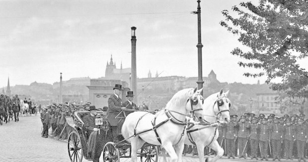 Tomáš G. Masaryk a Antonín Švehla jedou po Mánesově mostě ke třetí volbě prezidenta z Pražského hradu k budově parlamentu roku 1927.