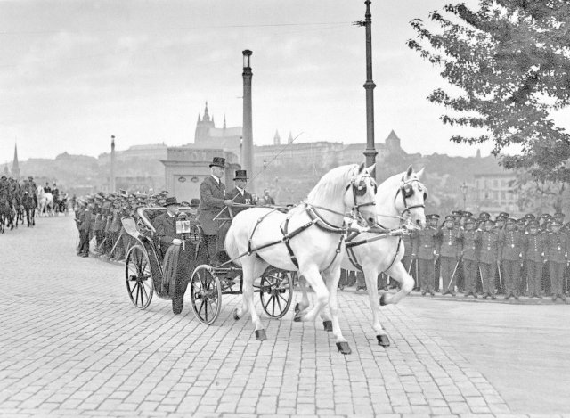 Tomáš G. Masaryk a Antonín Švehla jedou po Mánesově mostě ke třetí volbě prezidenta z Pražského hradu k budově parlamentu roku 1927.