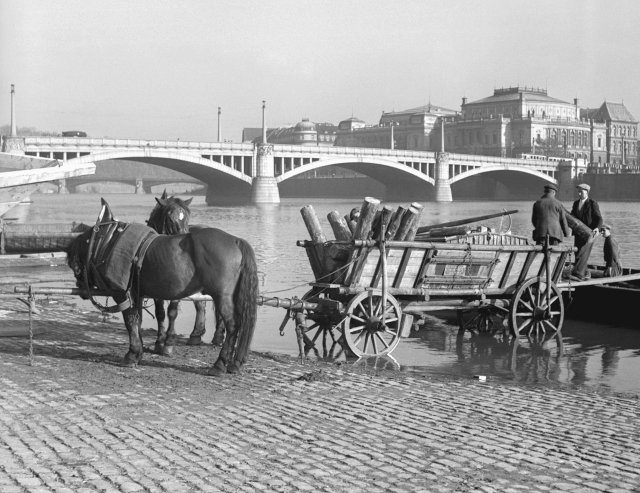 Kůň s povozem na břehu Vltavy u Mánesova mostu roku 1938