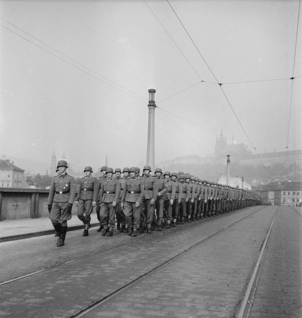 Vojáci SS kráčejí po Mánesově mostě roku 1943.