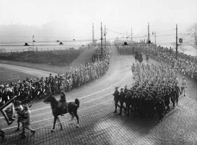 Vojenská přehlídka na Mánesově mostě na historickém snímku.