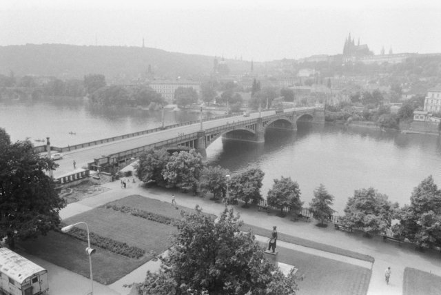 Mánesův most v Praze roku 1983