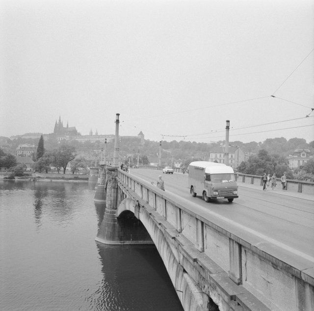 Mánesův most v Praze roku 1983.