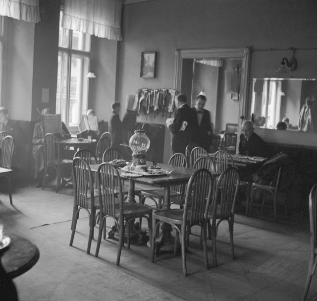 Interiér kavárny Union na Národní třídě na historickém snímku
