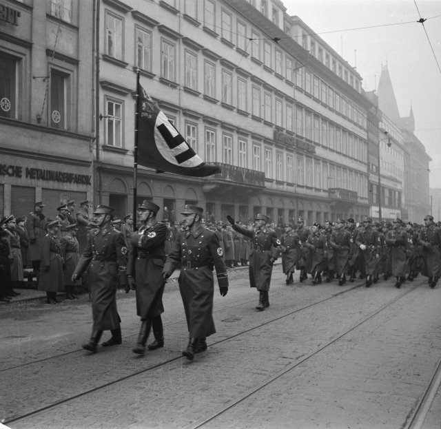 Ještě v roce 1945 po ulici Na Příkopě pochodovali nacisté.