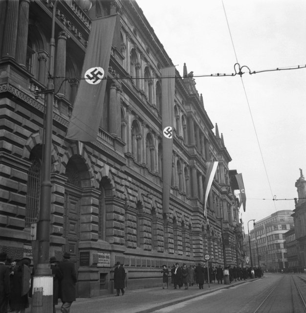 Ulice Na Příkopě během okupace v roce 1942.