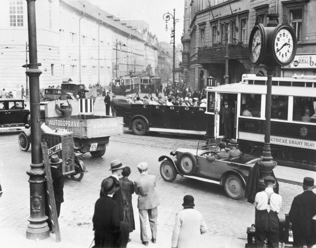 Ulice Na Příkopě ve 20. letech minulého století.