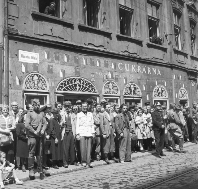 Národní třída v roce 1945, oslava konce druhé světové války.