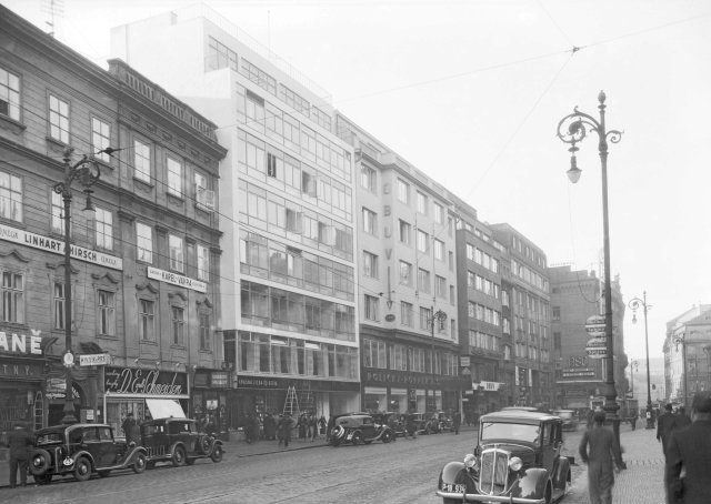 Národní třída na snímku z roku 1936.