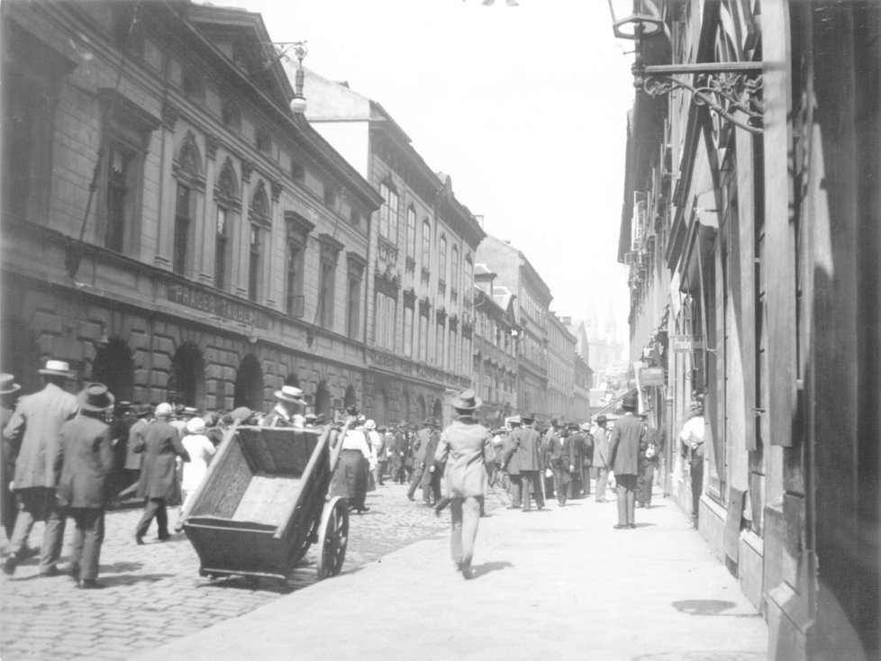 Cesta k redakci Prager Tagblatt v Panské ulici po vypuknutí války s Itálií, 24. května 1915.