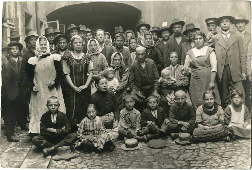 Skupina haličských uprchlíků v Klimentské ulici, podzim 1914.