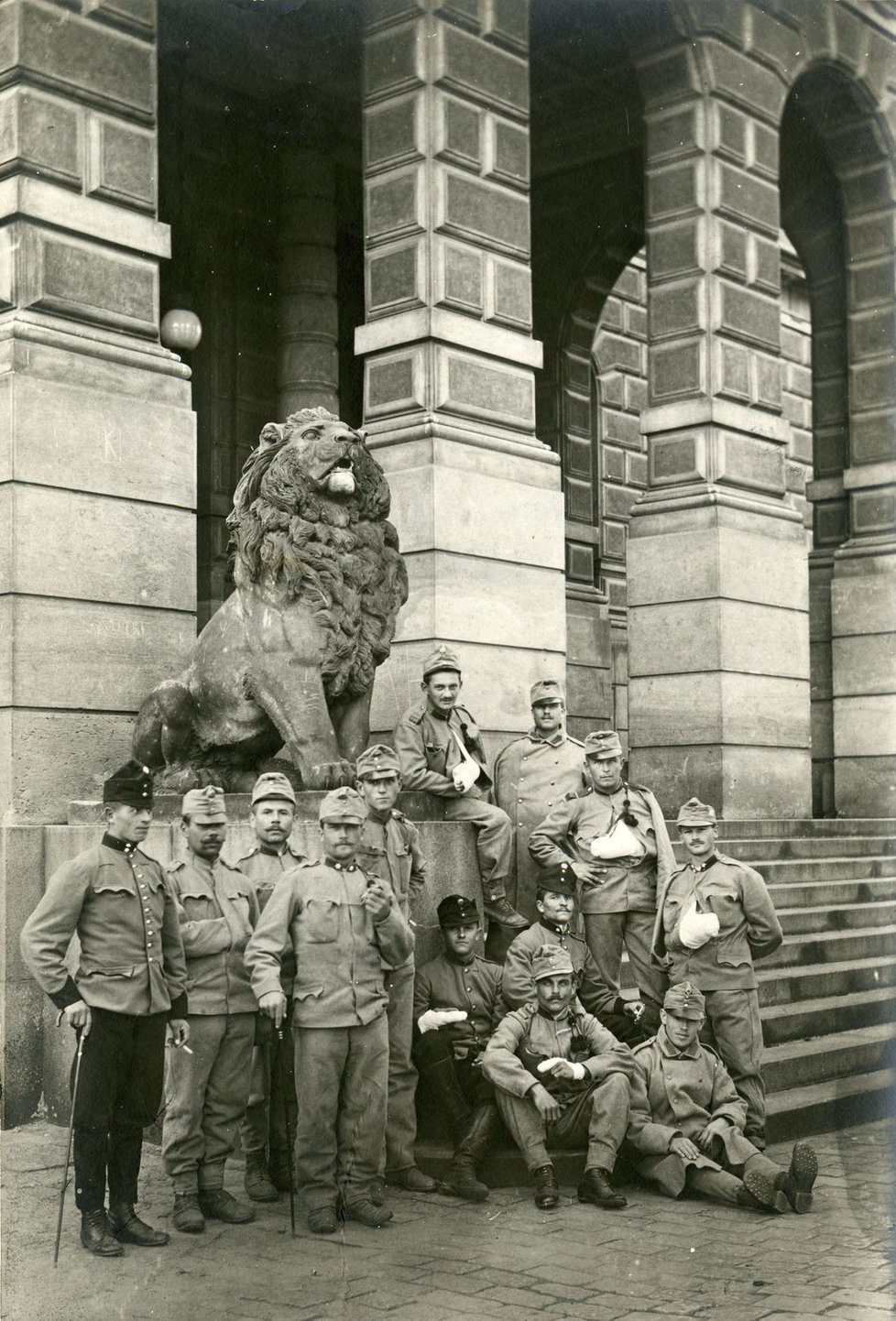 Vojenští rekonvalescenti před Rudolfinem, podzim 1914.