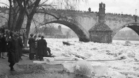 Ledová bariéra rozvodněné Vltavy u Karlova mostu
