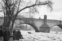 Patnáctimetrová hora ledu ve Vltavě: Praha roku 1922 čelila ledové povodni