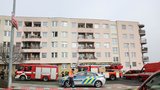 Poplach na Černém Mostě: V bytě hořela koupelna, vybuchly v ní spreje! Osm evakuovaných