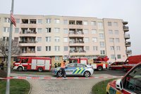 Poplach na Černém Mostě: V bytě hořela koupelna, vybuchly v ní spreje! Osm evakuovaných