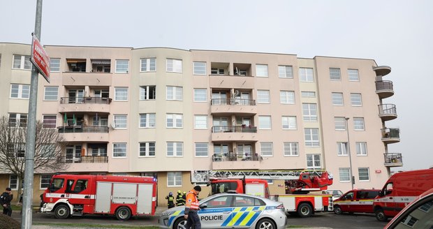 Poplach na Černém Mostě: V bytě hořela koupelna, vybuchly v ní spreje! Osm evakuovaných