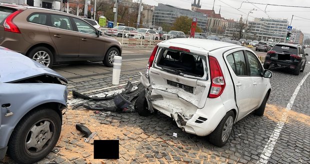 Nehoda na Hlávkově mostě, Praha 14. listopadu 2021.