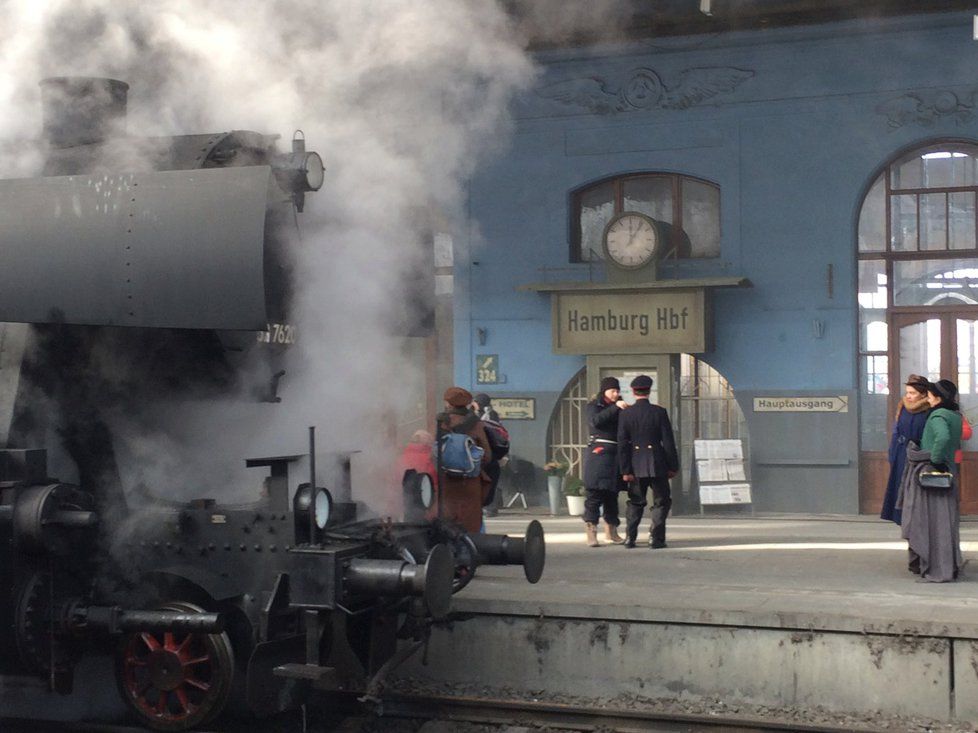 První nástupiště na pražském hlavním nádraží obsadili filmaři. Mohli jste vidět parní lokomotivu či herce v kostýmech.