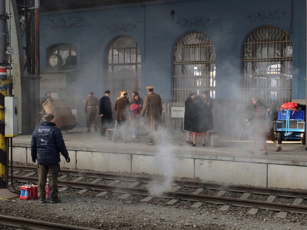 První nástupiště na pražském hlavním nádraží obsadili filmaři. Mohli jste vidět parní lokomotivu či herce v kostýmech.