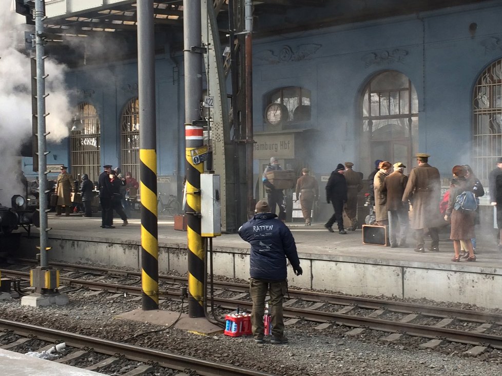 První nástupiště na pražském hlavním nádraží obsadili filmaři. Mohli jste vidět parní lokomotivu či herce v kostýmech.