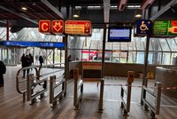 Komplikace na „céčku“: Muž skočil na hlaváku před jedoucí metro, na místě zemřel