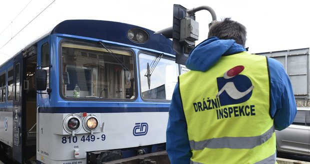 Ženu (†29) na zastávce smetl vlak, přecházela koleje. Chodce (†60) na Zlínsku zabil náklaďák