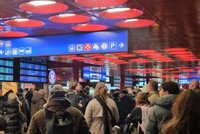 Davy na pražském hlaváku: Omezení kvůli nálezu mrtvého muže (†23) v kolejišti!