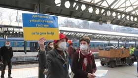 Na pražské hlavní nádraží dorazil vlak, který přivezl několik desítek obyvatel Ukrajiny, kteří utíkají před následky války. (3. březen 2022).