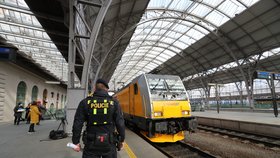 Na pražské hlavní nádraží dorazil vlak, jenž přivezl několik desítek obyvatel Ukrajiny, kteří utíkají před následky války (3. březen 2022).