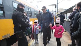 Na pražské hlavní nádraží dorazil vlak, který přivezl několik desítek obyvatel Ukrajiny, kteří utíkají před následky války. (3. březen 2022)
