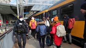 Na pražské hlavní nádraží dorazil vlak, který přivezl několik desítek obyvatel Ukrajiny, kteří utíkají před následky války. (3. březen 2022)