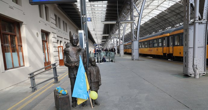 Na pražské hlavní nádraží dorazil vlak, který přivezl několik desítek obyvatel Ukrajiny, kteří utíkají před následky války. (3. březen 2022)