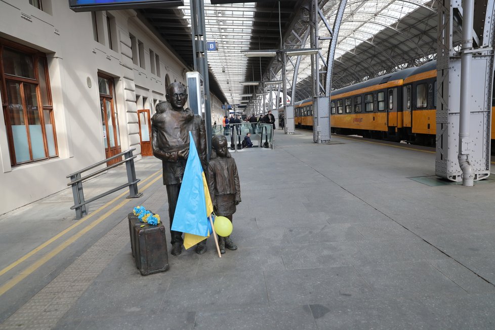 Na pražské hlavní nádraží dorazil vlak, který přivezl několik desítek obyvatel Ukrajiny, kteří utíkají před následky války. (3. březen 2022)