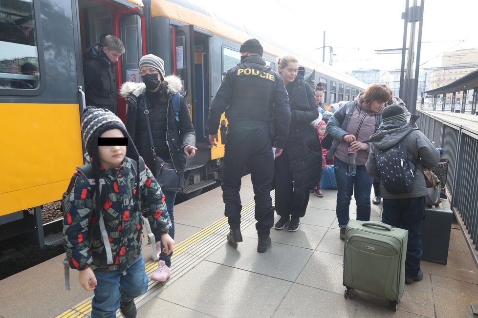 Na pražské hlavní nádraží dorazil vlak, který přivezl několik desítek obyvatel Ukrajiny, kteří utíkají před následky války. (3. březen 2022)