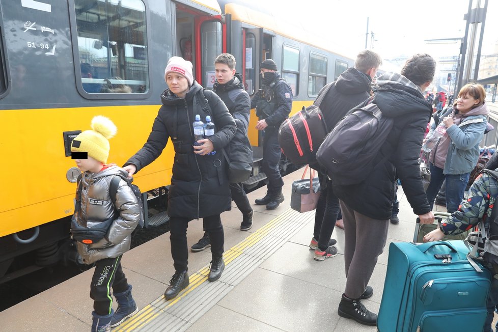 Na pražské hlavní nádraží dorazil vlak, který přivezl několik desítek obyvatel Ukrajiny, kteří utíkají před následky války. (3. březen 2022)