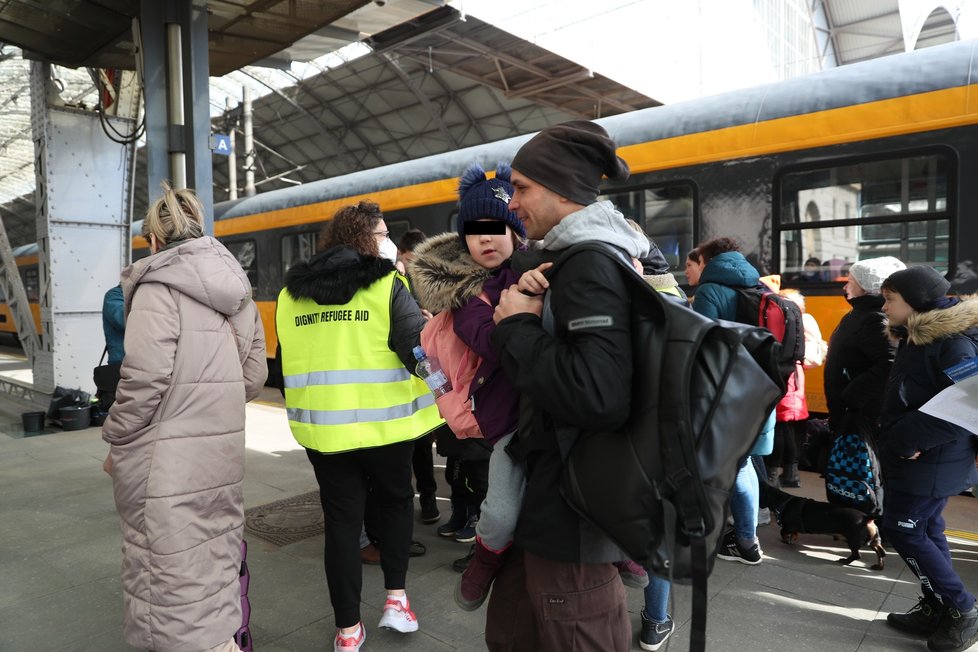 Na pražské hlavní nádraží dorazil vlak, který přivezl několik desítek obyvatel Ukrajiny, kteří utíkají před následky války. (3. březen 2022)