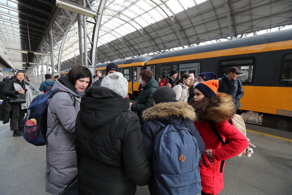 Na pražské hlavní nádraží dorazil vlak, který přivezl několik desítek obyvatel Ukrajiny, kteří utíkají před následky války. (3. březen 2022)