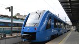 Unikátní kousek na české železnici: Z Prahy vyjel první vodíkový osobák na světě, navštíví 24 míst