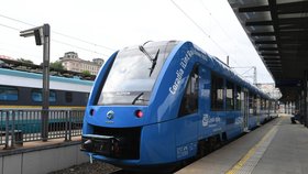 Představení prvního vlaku pro osobní dopravu poháněného vodíkovým palivovým článkem na světě Coradia iLint výrobce Alstom, 17. května 2022, Hlavní nádraží, Praha. 